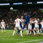 A Morte da Geometria Inútil: Por que o Futebol de 2026 Abandonou o Escanteio Curto pelo Cruzamento Letal