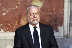 O Muro de Nápoles: Aurelio De Laurentiis diz "Não" aos Milhões do PSG por Kvaratskhelia
