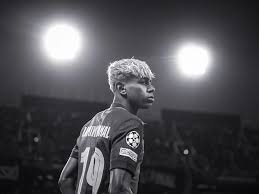 O Ouro Precoce: Como Yamal, Savio, Frimpong, Mainoo e Camavinga Tornaram-se a Moeda Mais Forte (e Perigosa) do Futebol Europeu