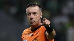 O Apito de Silício e o Colapso da Interpretação: Como o VAR e a Nova Burocracia da IFAB Fraturaram o Futebol Europeu em 2026