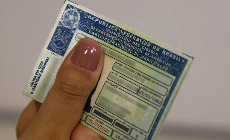 Legislação mantém a proibição para utilização de óculos, bonés, gorros e chapéus nas fotos da carteira de motorista (Foto: Marcello Casal Jr/Agência Brasil)