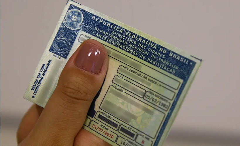 Legislação mantém a proibição para utilização de óculos, bonés, gorros e chapéus nas fotos da carteira de motorista (Foto: Marcello Casal Jr/Agência Brasil)