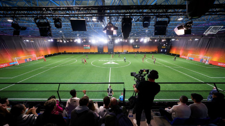 O Circo Algorítmico: Como a Kings League Hackeou o Domingo Sul-Americano e Aterrorizou o Cartel do Futebol Tradicional