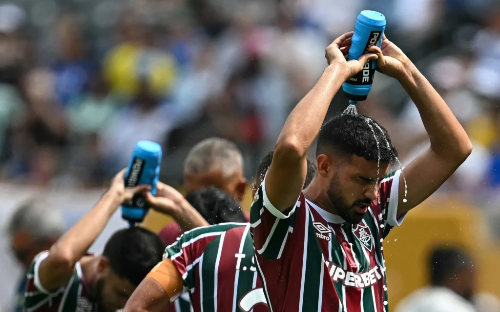 O Apito Derretido: Como as Ondas de Calor Impuseram um "Toque de Recolher" ao Futebol Mundial