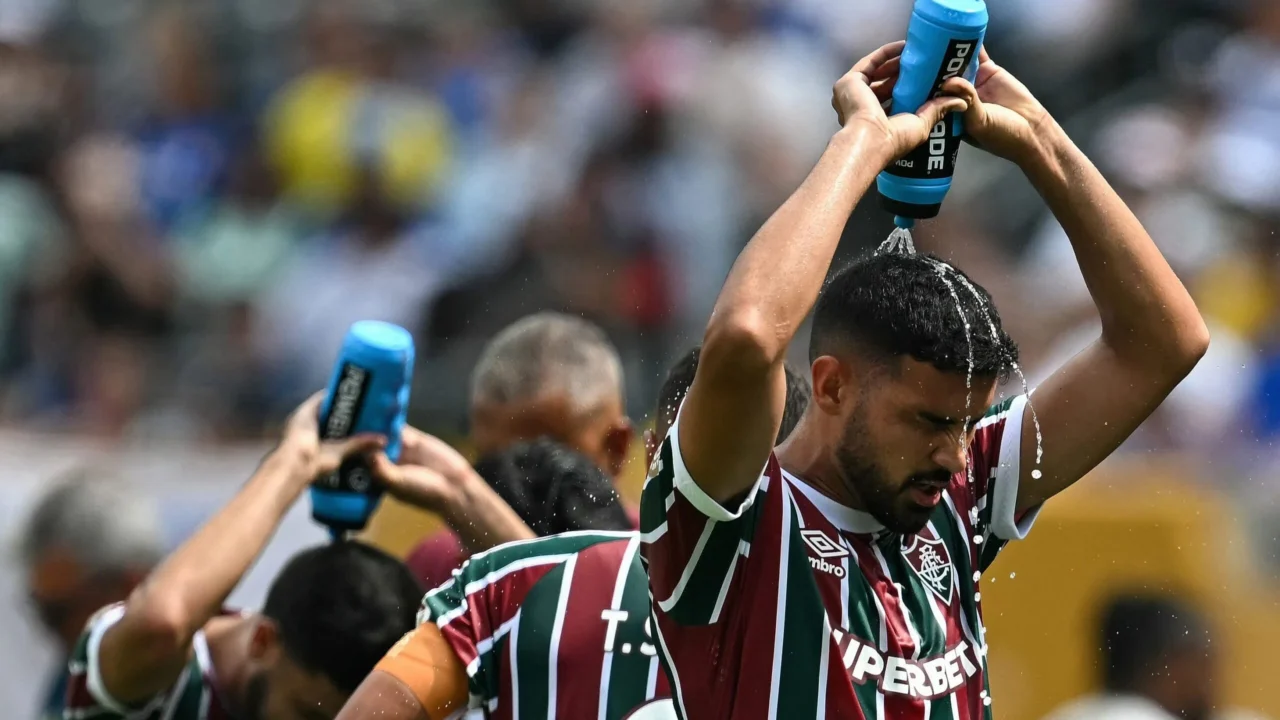 O Apito Derretido: Como as Ondas de Calor Impuseram um "Toque de Recolher" ao Futebol Mundial