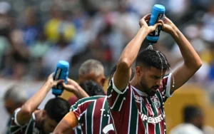 O Apito Derretido: Como as Ondas de Calor Impuseram um "Toque de Recolher" ao Futebol Mundial