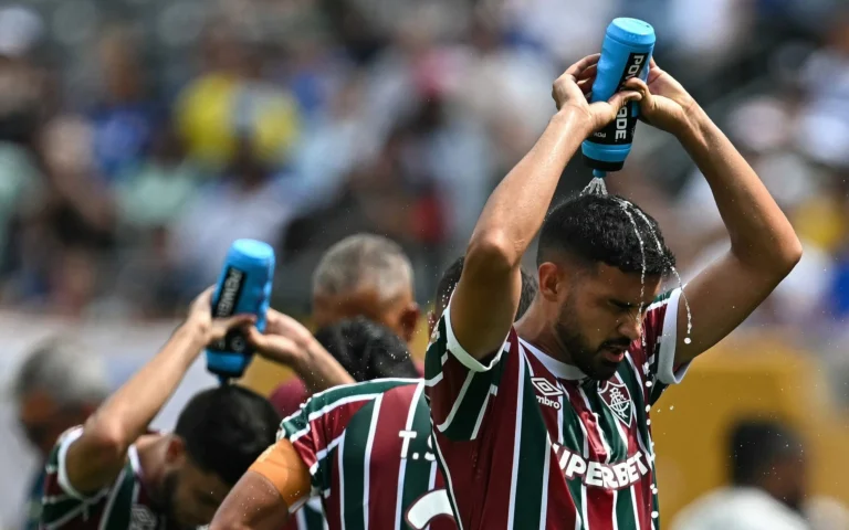 O Apito Derretido: Como as Ondas de Calor Impuseram um "Toque de Recolher" ao Futebol Mundial